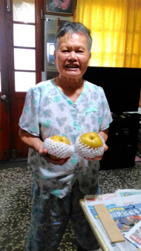 奶奶開心的收到雙連水梨